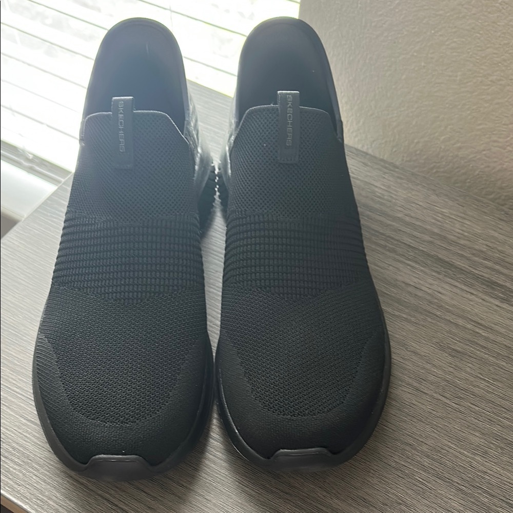 Skechers Men's Black Slip-On hands free Sneakers